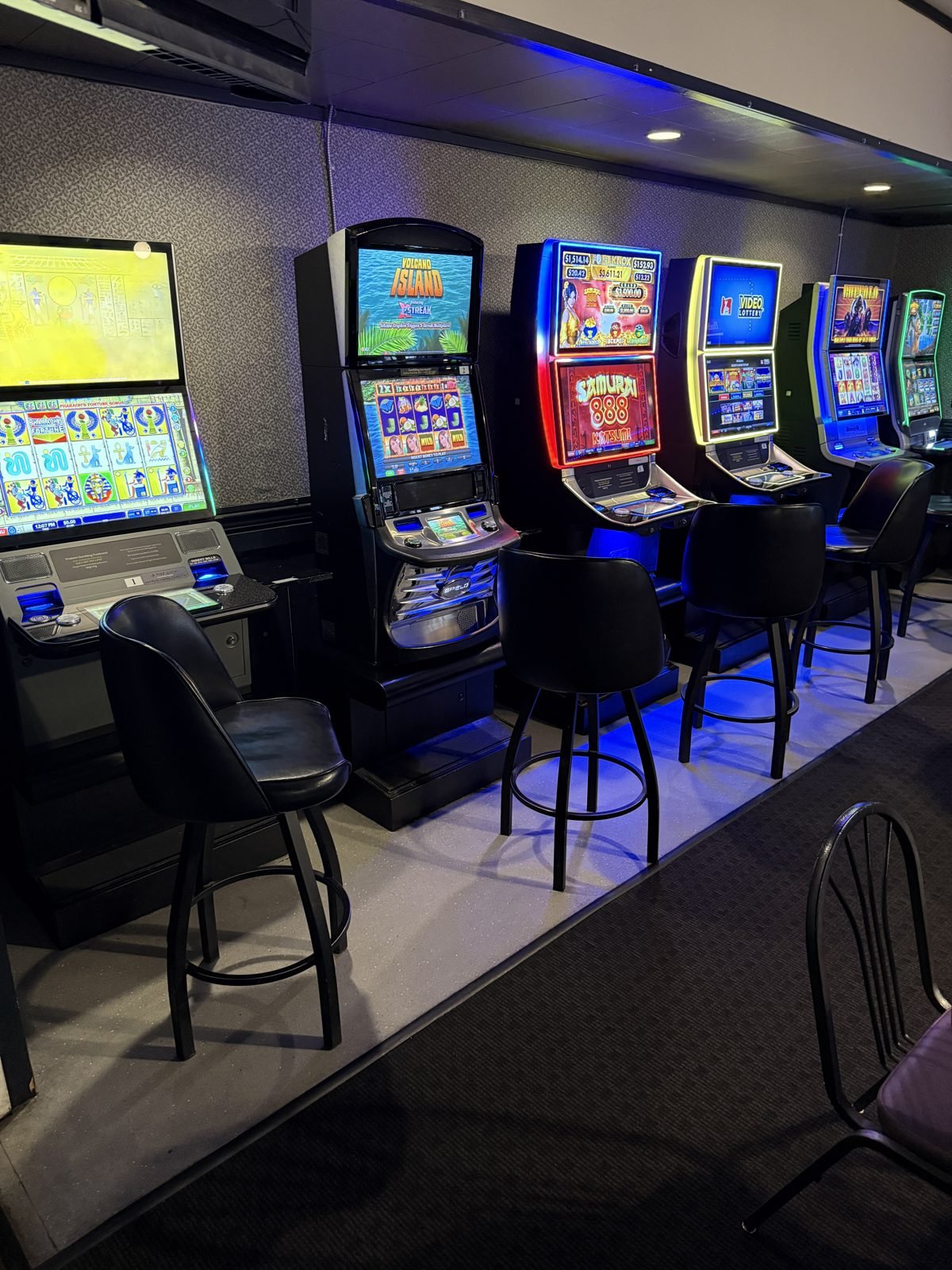 Oregon Lottery video poker machines in the lounge at M&M